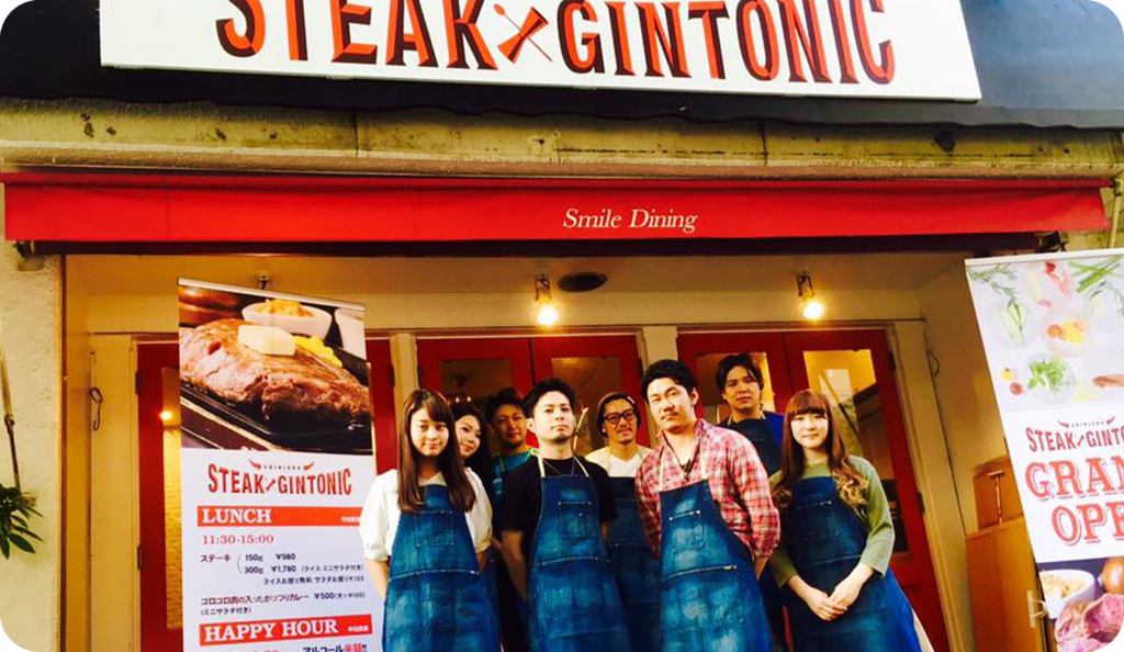 STEAK&GINTONICがオープンした際に撮影したスタッフと店舗の写真です