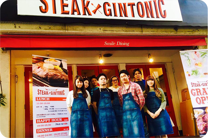 STEAK&GINTONICがオープンした際に撮影したスタッフと店舗の写真です