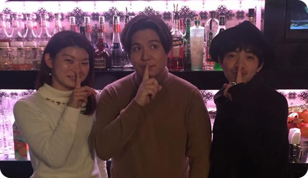 新宿 Bar GOSSIPにて、高橋礼華さん、和田正人さん、KAIDO GROUP 菅野会長の写真です