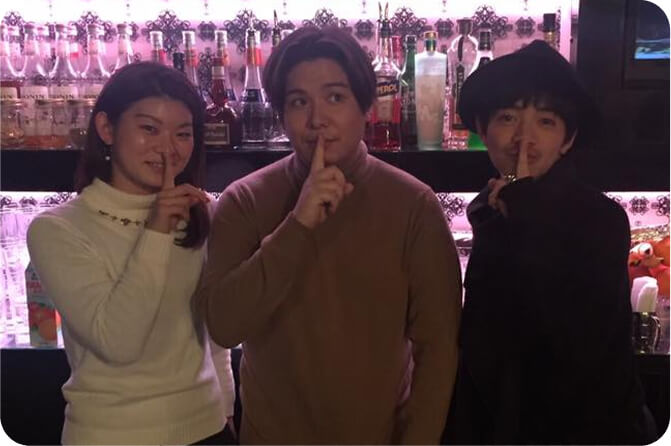 新宿 Bar GOSSIPにて、高橋礼華さん、和田正人さん、KAIDO GROUP 菅野会長の写真です