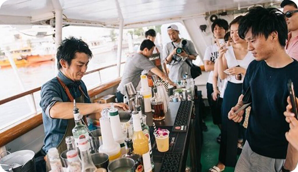 Speakeasy Sunset Cruise powered by BACARDÍにて、フレアショーを行った際の様子を撮影した写真です