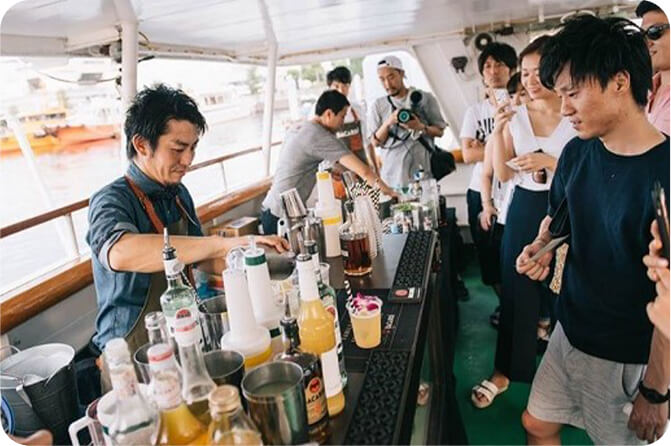 Speakeasy Sunset Cruise powered by BACARDÍにて、フレアショーを行った際の様子を撮影した写真です