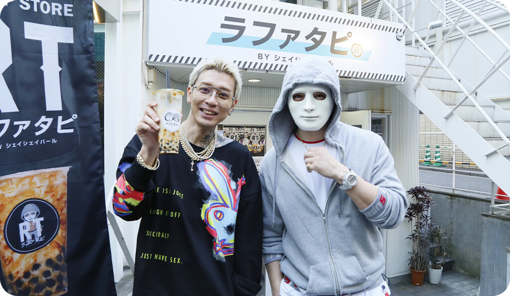 t-AceさんとラファエルさんがラファタピⓇBYシェイシェイパール前で撮影したツーショット写真です