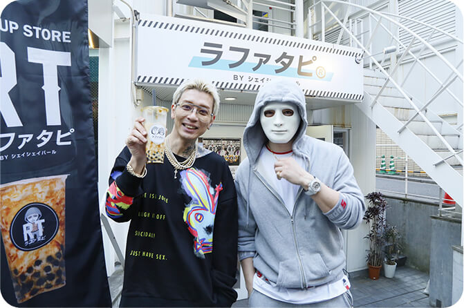 t-AceさんとラファエルさんがラファタピⓇBYシェイシェイパール前で撮影したツーショット写真です