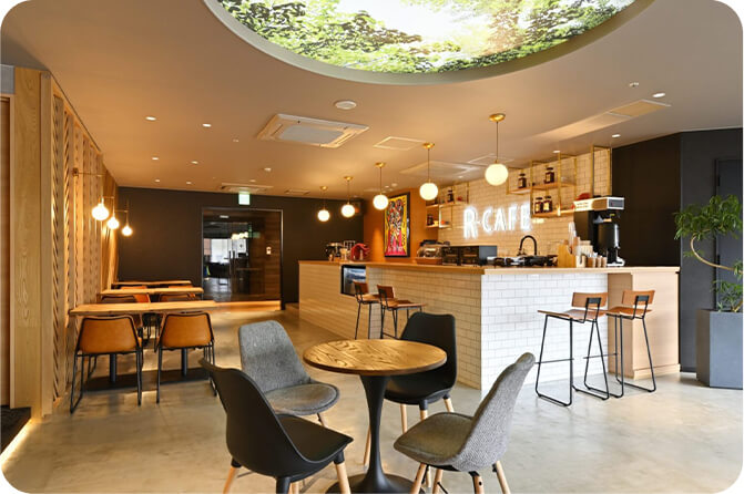 KAIDO GROUP HLDGSの社内カフェ、R-CAFEの店内写真です