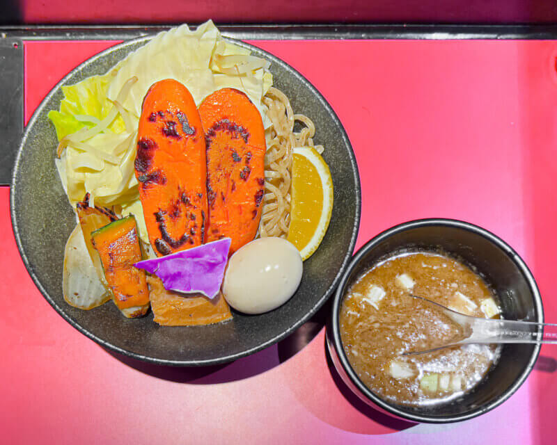 麺屋海堂〜土竜一門〜の魚介豚骨つけ汁の写真です